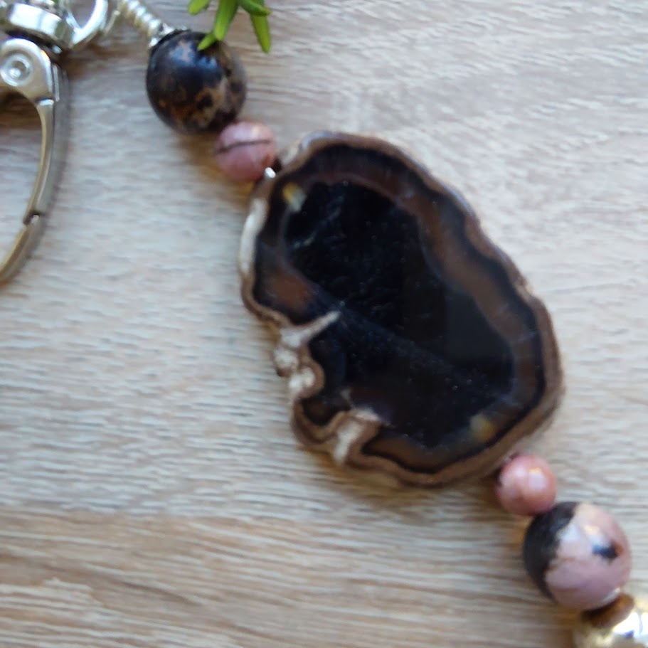 Must Ahhaat ja Rodoniit Helkur Must Ahhaat ja Rodoniit Helkur